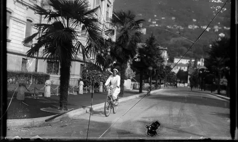 Donna in bicicletta