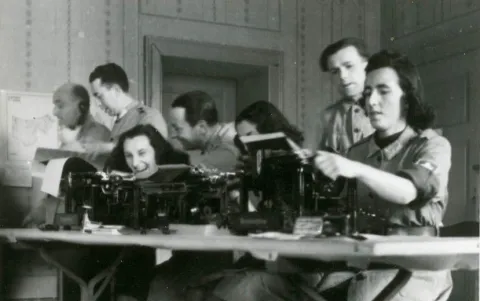 Uomini e donne socialisti con macchine da scrivere