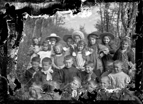 Montandon enfants sur photo abimée