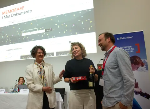 Memobase feiert an der Memoriav GV das millionste Dokument. 