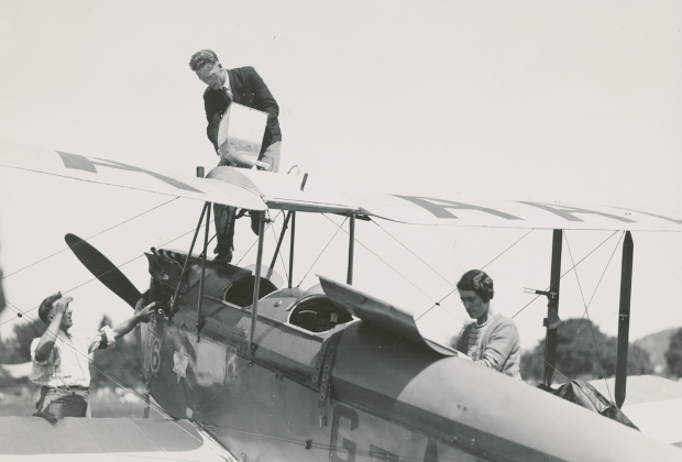 Flugpionierin Amy Johnson beim Auftanken eines Doppeldeckers