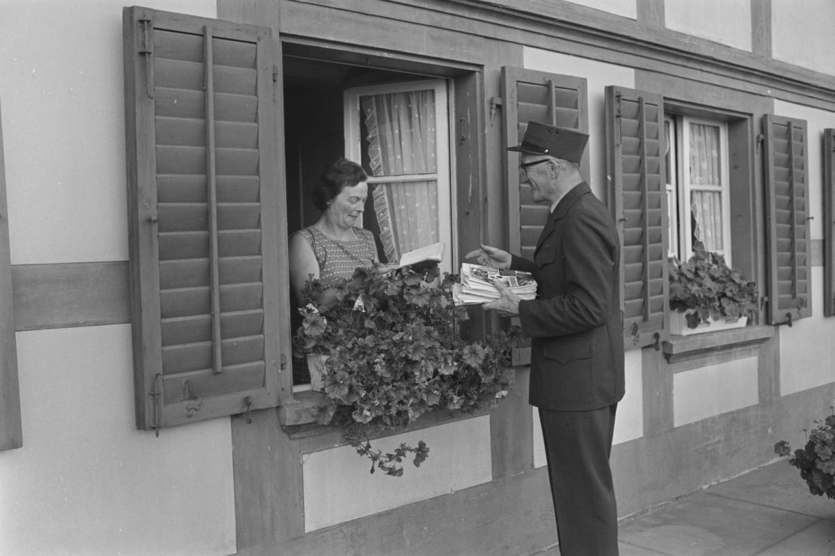 Postzustellung in Kirchlindach. Foto: Museum für Kommunikation, Fotosammlung Kurt Blum (MfK)