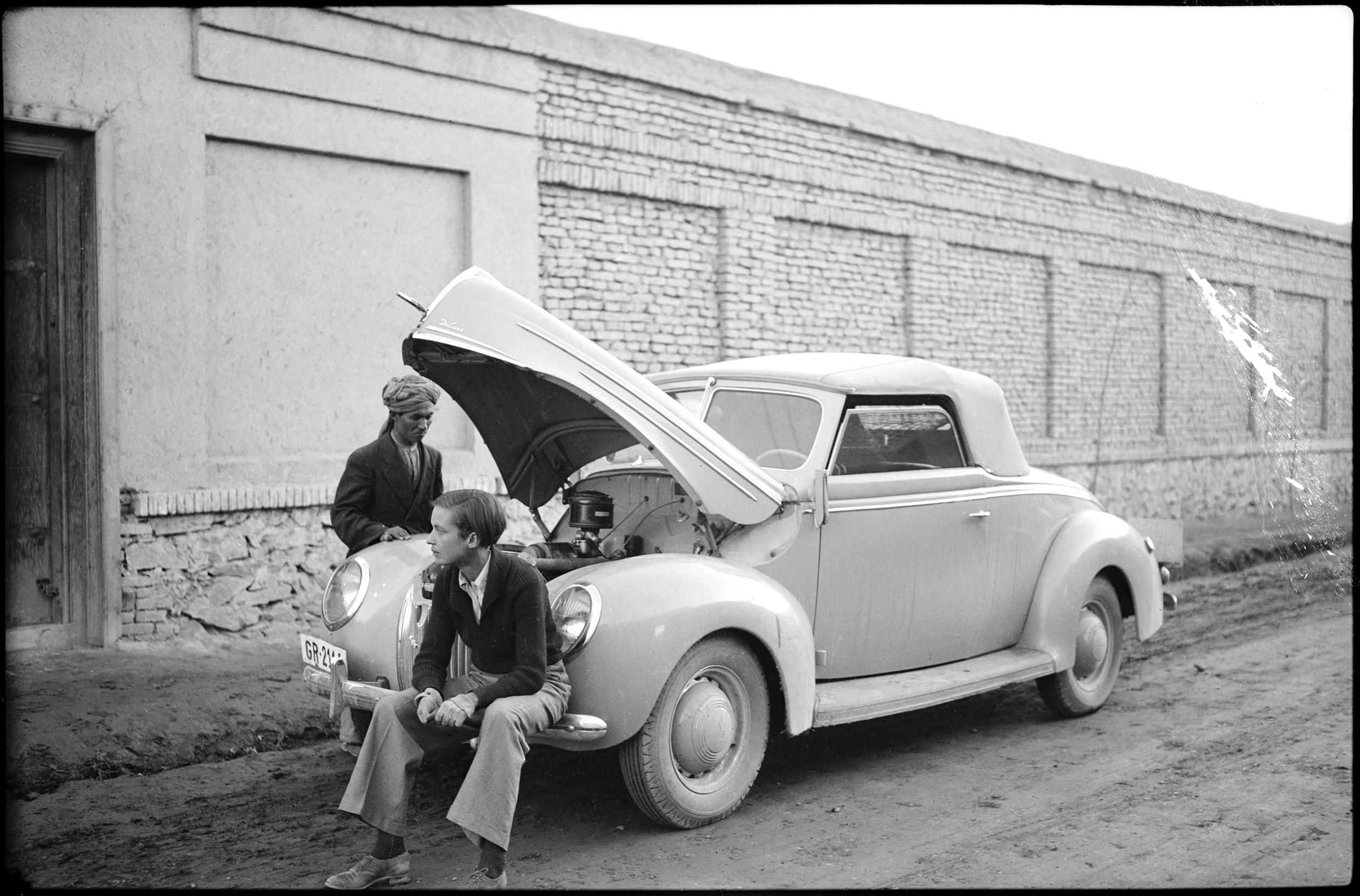 Annemarie Schwarzenbach mit dem Auto im Iran.