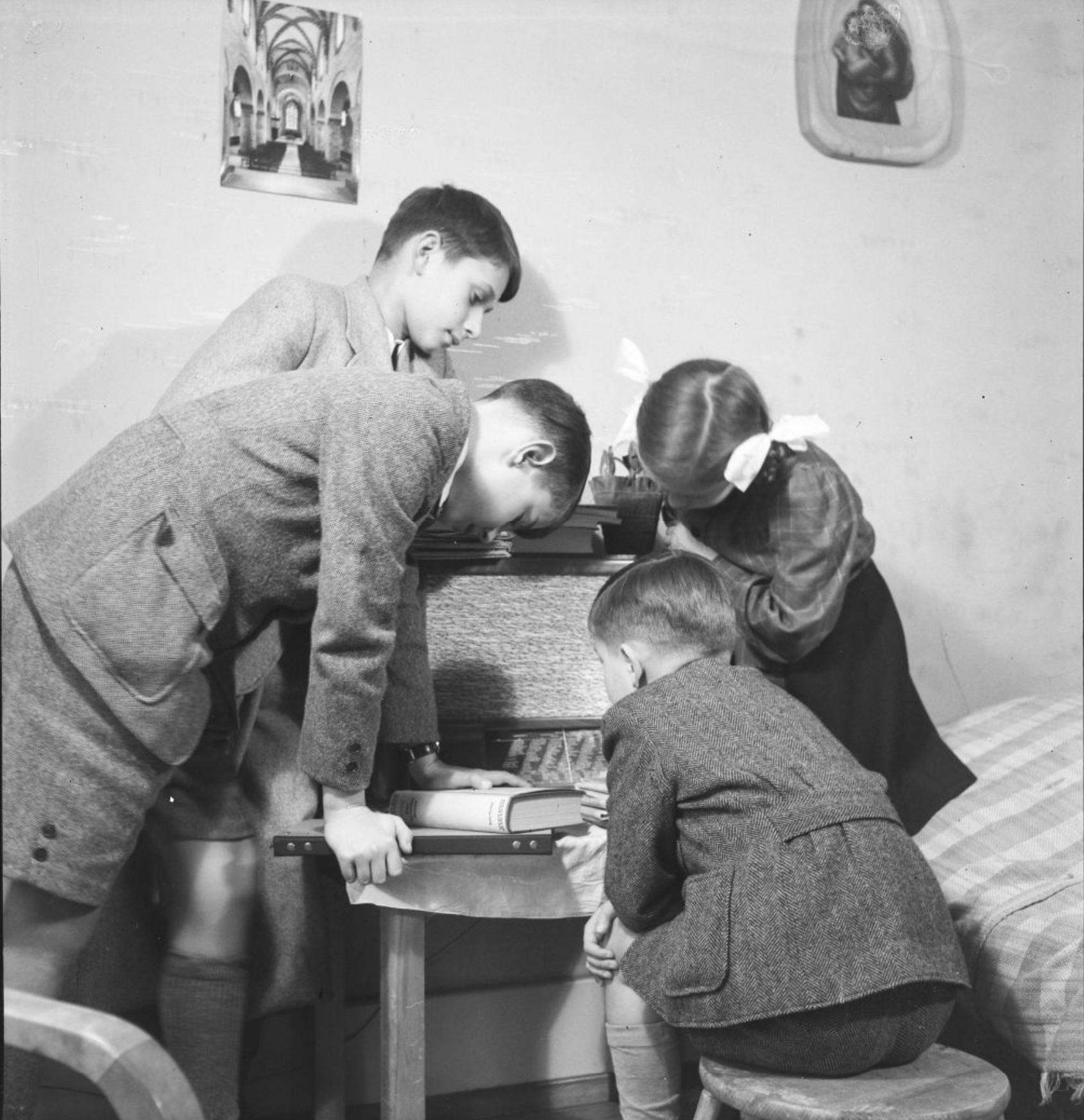 Kinder hören zu hause Radio