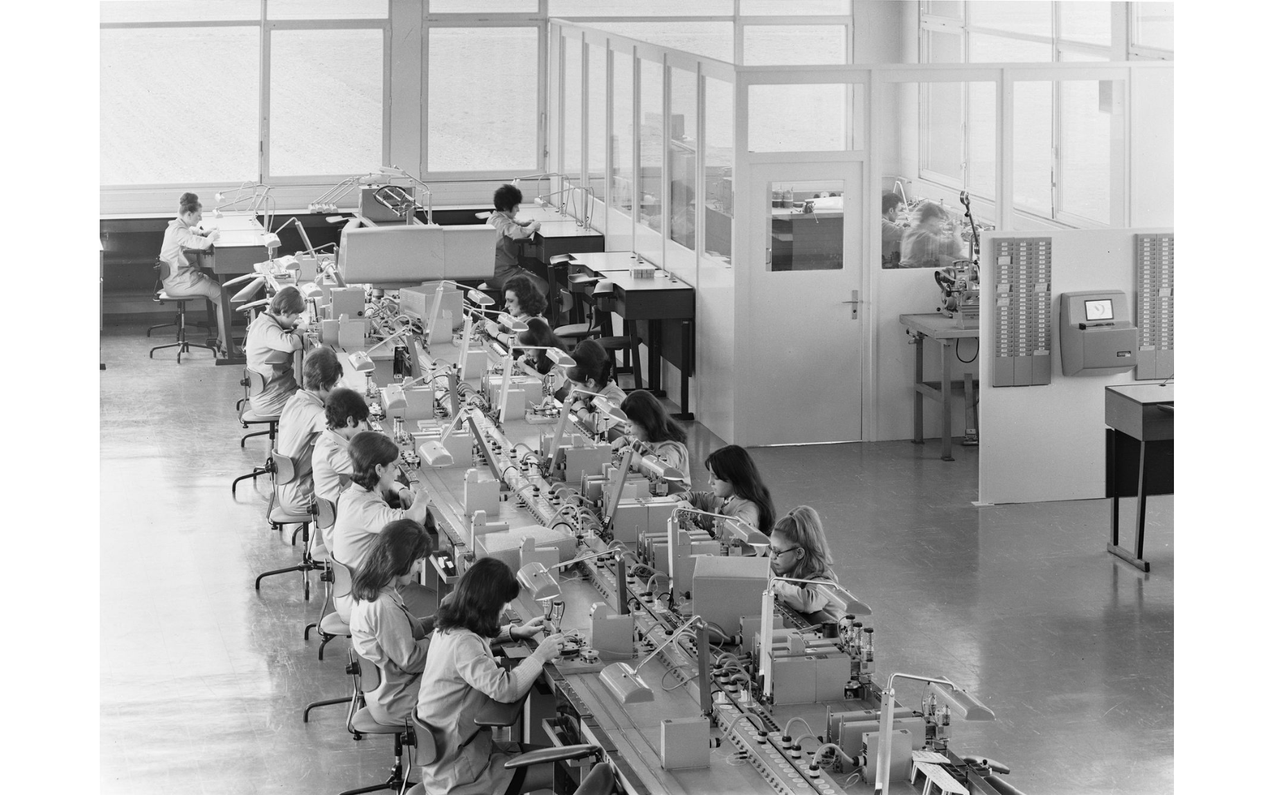 Personal an Arbeitsplätzen in der Werkstatt, Feinmechanik/Uhrenindustrie