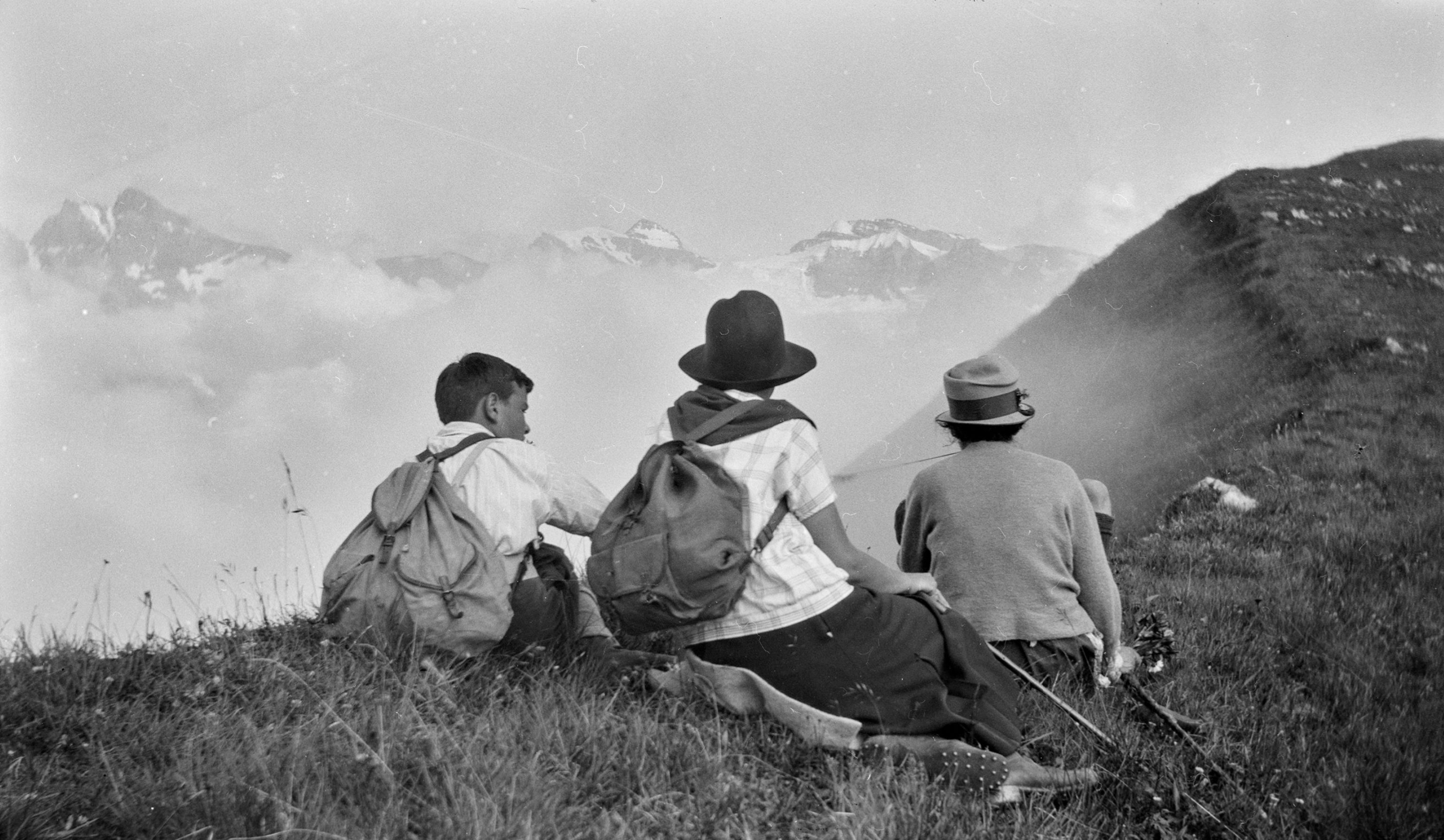Vue de trois personnes assises