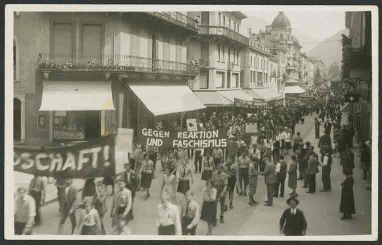 Corteo antifascista della Gioventù socialista svizzera in fondo al Viale Stazione, Bellinzona, 24 maggio 1931.