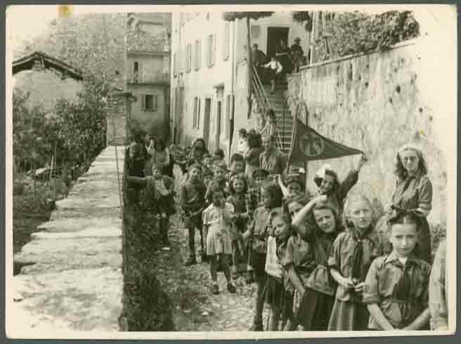 Membri del movimento giovanile Falchi Rossi con il gagliardetto del sodalizio, localita non identificata, 1944.