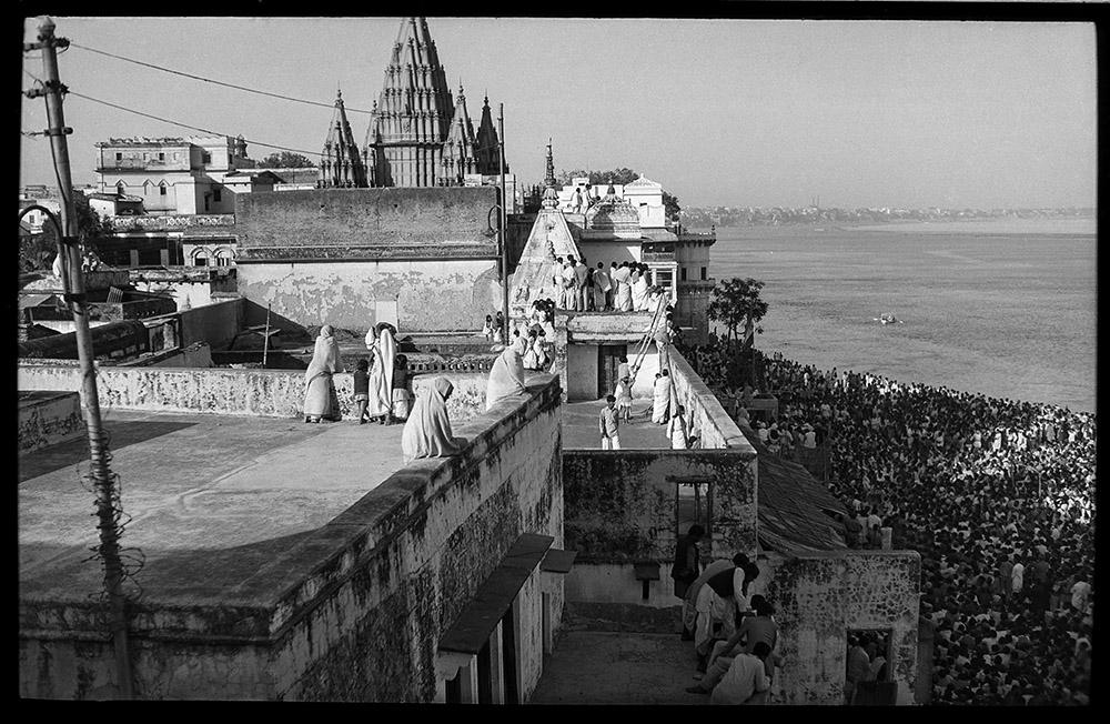 Folla di gente dopo l’assassinio di Mahatma Gandhi