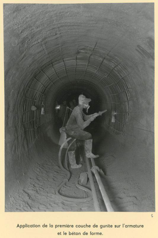 Lavoratori in galleria durante la ricostruzione della centrale elettrica Le Dernier, 1946-1947. Fotografo anonimo. Sviluppo in gelatina d’argento, 12 x 17 cm.