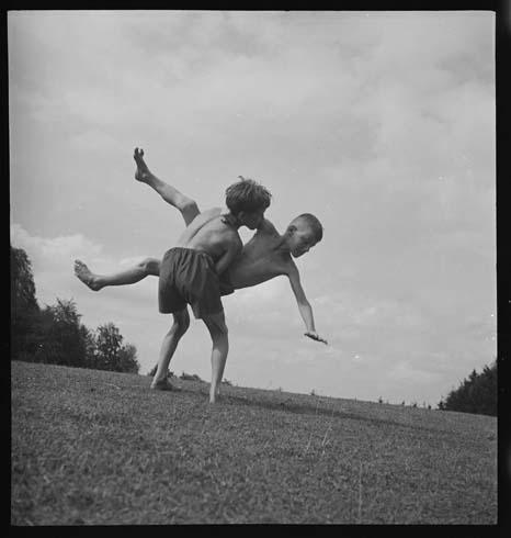 Schwingende Jungen. Fotograf: Josef_Laubacher Sen.