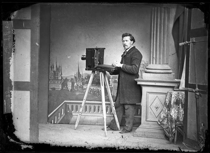 André Schmid dans son atelier de la rue Saint-Laurent à Lausanne, 1861, anonyme.