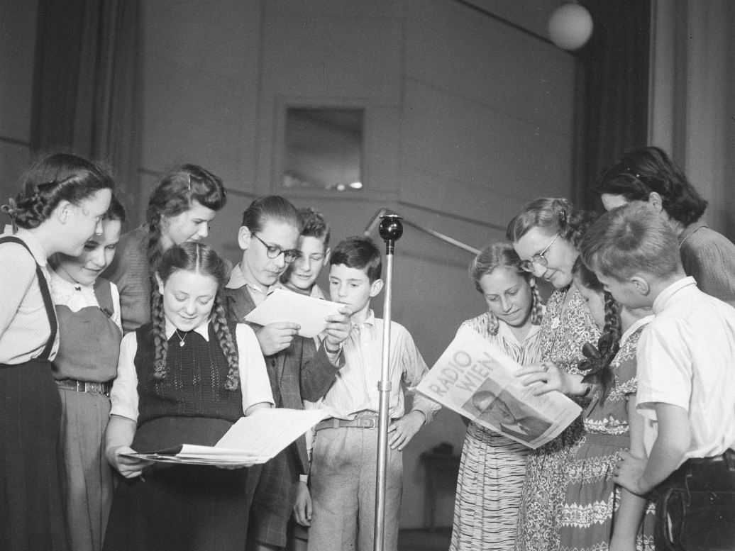 Kinder im Radiostudio