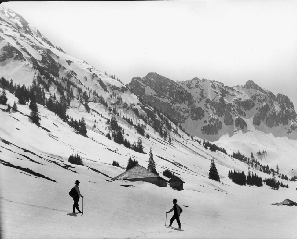 Berg im Winter im Kanton Freiburg