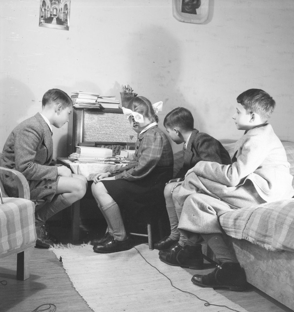 Kinder hören Radio. 