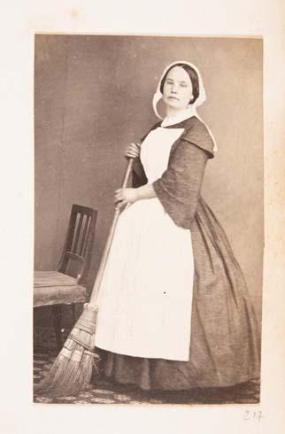 Ritratto di una ragazza della casa nel Hotel Beaurivage, Losanne. Intorno al 1865. Fotografo Adrien Constant Delessert. Sviluppi all’albumina, 5,5 x 8,6 cm