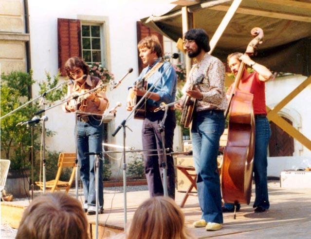 Die Berner Gruppe Bluegrass Blossoms bei ihrem Auftritt auf der Schlosshofbühne.