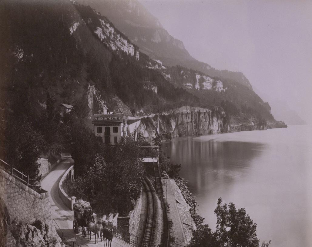 Axenstrasse und Gotthardbahn bei Brunnen am Vierwaldstättersee
