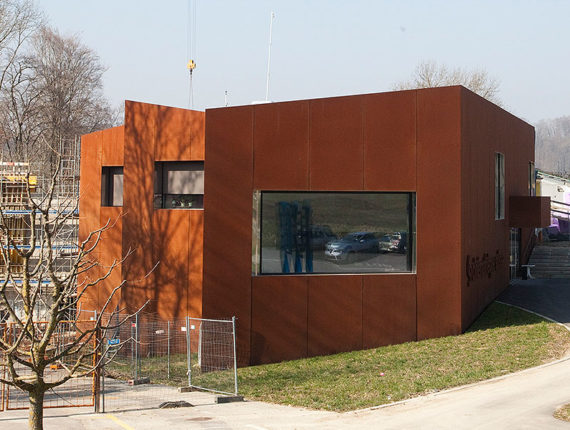 Das neue Forschungs- und Archivierungszentrum in Penthaz während der noch laufenden Bauarbeiten 2014. Foto: Cinémathèque suisse, Lausanne