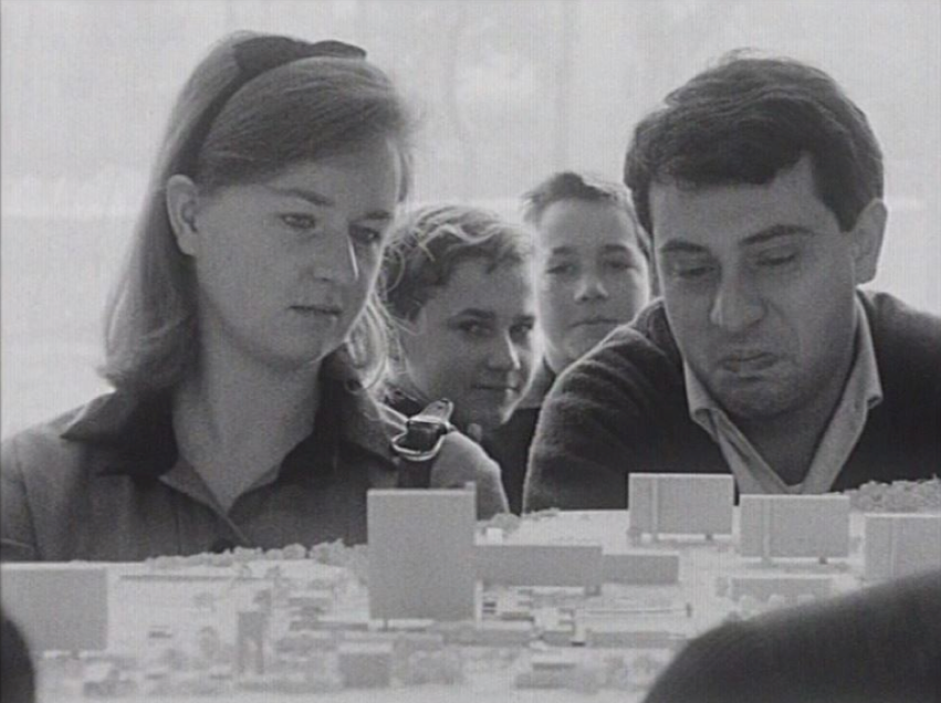 «Die Stadt von morgen» – kritische Betrachtung des erstprämierten Wettbewerbsbeitrags zur Überbauung Adliswil. Foto: Antenne SRF, 03.02.1965.