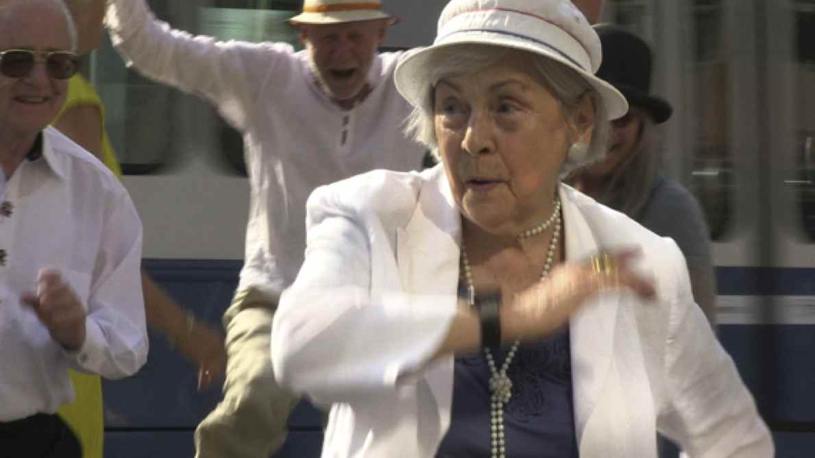 Tanzfreudige Seniorinnen und Senioren erobern den öffentlichen Raum. Standbild aus «mambo» von 2013. Foto: Tanztheater Dritter Frühling.