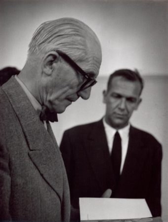 Le Corbusier und Arnold Rüdlinger, 1956. Foto: Kurt Blum / Fotostiftung Schweiz