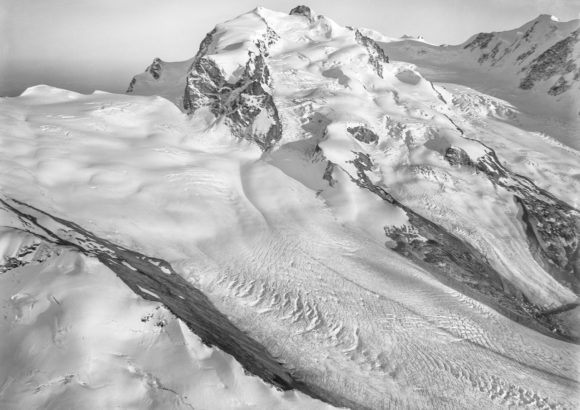 Der Monte Rosa ist mit seinem Hauptgipfel, die Dufourspitze (4.634 m), der höchste Punkt der Schweiz. Foto: Eduard Spelterini - helveticarchives.ch