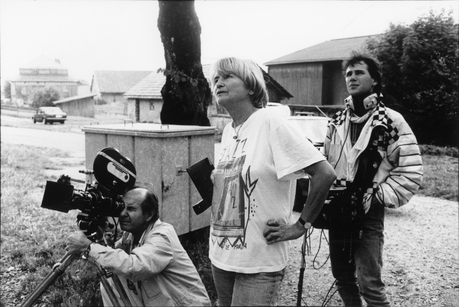 Die Schweizer Filmemacherin Jacqueline Veuve (1930–2013) während den Dreharbeiten von Chronique paysanne en Gruyère, 1990. Foto : Sammlung Cinémathèque suisse