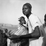 Jeune joueur haoussa de tambour ganga. Tahoua (Niger), mars 1953. Photo Jean Gabus, Collection MEN.