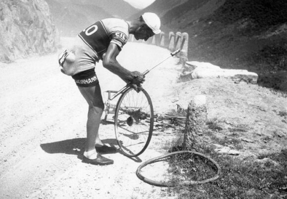 Eine Panne im dümmsten Moment. Aufnahme von Walter Scheiwiller während der Tour de Suisse von 1950. Foto: Sportmuseum Schweiz