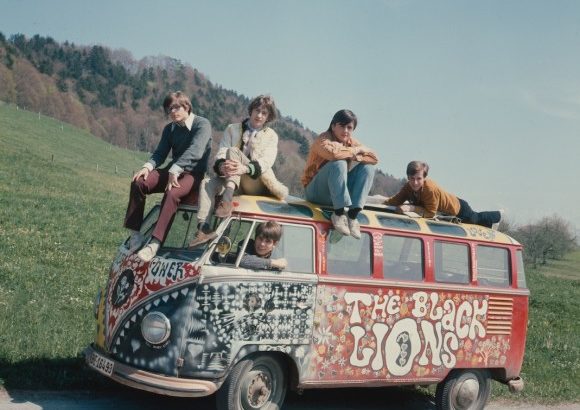 Die Schweizer Beatband "The Black Lions" mit ihrem Bandwagen, Januar 1969. Foto: Pfändler. Quelle:  © StAAG/RBA11-441_1