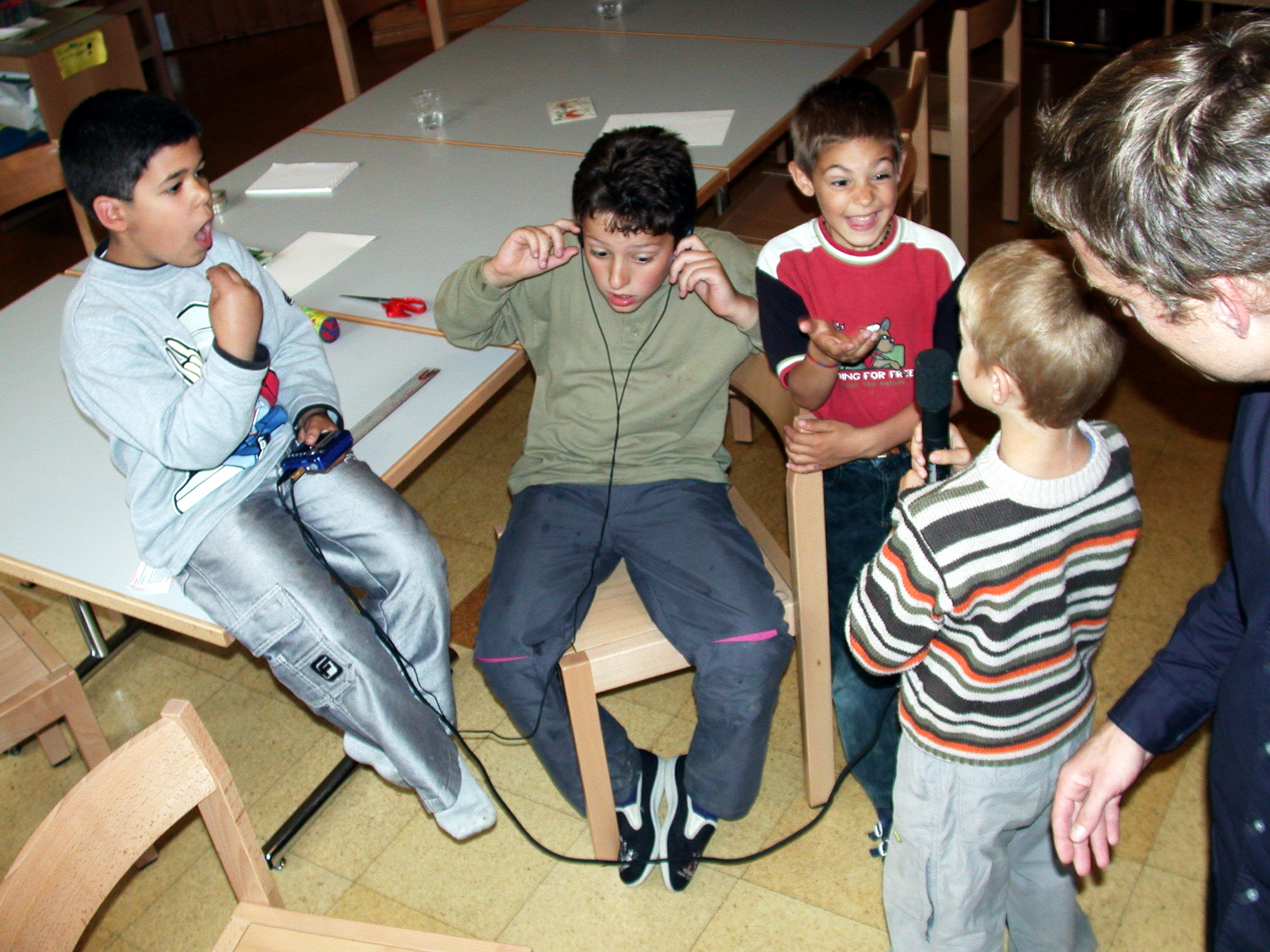 «Wir Kinder vom Hort Grünau», 25.5.2003. Bambini dell’asilo infantile dell’abitato Grünau a Zurigo realizzano un’emissione radiofonica. L’emissione è stata curata da Simon Grab (klipp+klang) e Birgit Stegmaier (dirigente socioculturale).