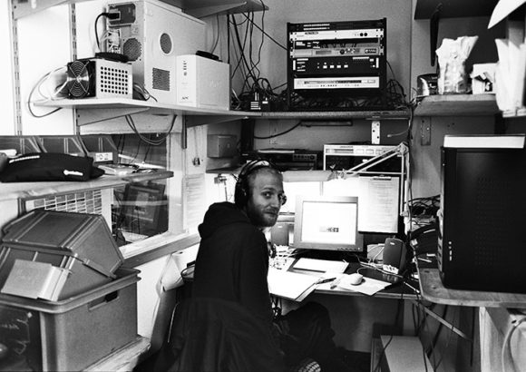 Radio Lora, Dokumentieren der Sendung während der Ton-Aufnahme, 2008. Foto: Rudolf Müller, Memoriav.