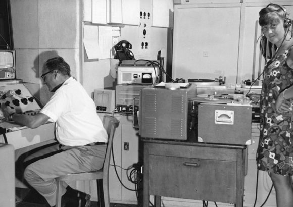 SR DRS, Reportage Apollo 11, Juli 1969. Hans Rudolf Steiner, Chef Technischer Unterhalt Studio Basel; Maja Schaub, Tonoperatice Studio Basel. Foto: SR DRS